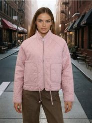 Bawełniana pikowana kurtka z zamkiem i stójką - różowy. Czerwone kurtki damskie Sinsay, l, bez wzorów, z bawełny, bez kaptura. Za 79.99 zł.