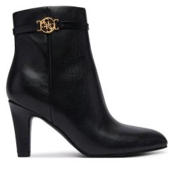 Botki Guess. Czarne botki damskie Guess, bez obcasa, na słupku, bez zapięcia. Za 764.99 zł.