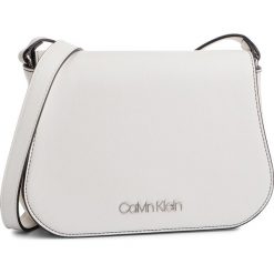Torebka CALVIN KLEIN - Slide Saddle Bag K60K605065 107. Listonoszki damskie marki Calvin Klein. Za 359.00 zł.