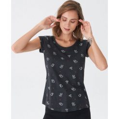 T-shirt z nadrukiem all over - Czarny. T-shirty damskie marki House. Za 19.99 zł.