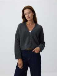 Kardigan z domieszką wełny - ciemnoszary. Szare kardigany damskie Reserved, l, bez wzorów, z dzianiny, krótkie. W wyprzedaży za 99.99 zł.