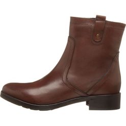 Skórzane botki w kolorze brązowym. Brązowe botki damskie Otto Kern, bez obcasa, na obcasie, bez zapięcia. W wyprzedaży za 329.95 zł.