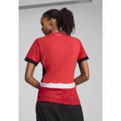 Damska koszulka domowa Egipt 2025 PUMA Red Black. Czarne koszulki sportowe damskie Puma, xs, bez wzorów, bez kołnierzyka, bez ramiączek, do piłki nożnej. Za 419.00 zł.