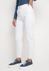 Białe Jeansy Mom Fit z Elastycznej Bawełny Lapiras. Białe jeansy damskie Born2be, z podwyższonym stanem. Za 44.99 zł.