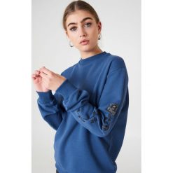NA-KD Bluza z wyszywanymi różami na rękawach - Blue. Bez kategorii marki NA-KD. Za 121.95 zł.