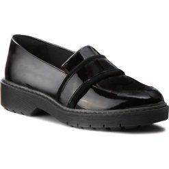 Półbuty CLARKS - Alexa Ruby 261366074 Black Patent. Czarne półbuty damskie Clarks, bez wzorów, z materiału, bez obcasa, na obcasie, bez zapięcia. W wyprzedaży za 279.00 zł.