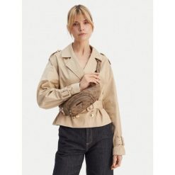 Nerka Guess. Brązowe torebki do ręki damskie Guess, z aplikacjami, bez dodatków. Za 549.99 zł.