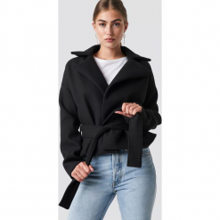 Rut&Circle Krótki płaszcz Tove - Black. Czarne płaszcze damskie Rut&Circle, w paski. Za 323.95 zł.