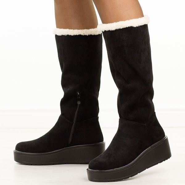 Czarne zamszowe kozaki damskie Potocki 11327. Czarne kozaki damskie POTOCKI, z dzianiny, z okrągłym noskiem, bez obcasa, na platformie. Za 239.00 zł.