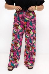 Różowe spodnie Marisa w owocowy wzór | Prosta nogawka | Rayon z bawełną | PLUS SIZE OVERSIZE LATO. Czerwone spodnie materiałowe damskie Moda Size Plus Iwanek, plus size, bez wzorów, z bawełny. Za 169.90 zł.