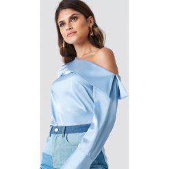 Andrea Hedenstedt x NA-KD Bluzka na jedno ramię - Blue. Bluzki damskie marki Andrea Hedenstedt x NA-KD. W wyprzedaży za 56.78 zł.