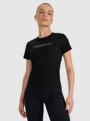 4F T-shirt slim z nadrukiem damski - czarny XS. Czarne koszulki sportowe damskie 4f, uniwersalny, bez wzorów, z bawełny, bez kołnierzyka, bez ramiączek. W wyprzedaży za 49.99 zł.