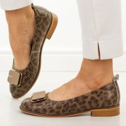 Brązowe skórzane półbuty damskie Cambell 19456. Brązowe półbuty damskie Cambell, na lato, z aplikacjami, z jeansu, eleganckie, z okrągłym noskiem, bez obcasa, na obcasie, bez zapięcia. W wyprzedaży za 201.52 zł.