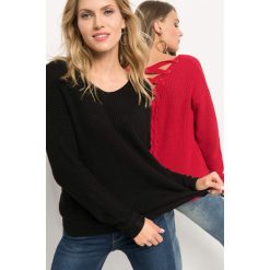 Sweter z wiązaniem na plecach. Czerwone swetry damskie Orsay, z bawełny, z dekoltem na plecach. Za 79.99 zł.