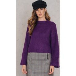 NA-KD Krótki sweter z puchatej dzianiny - Purple. Swetry damskie marki NA-KD. W wyprzedaży za 36.58 zł.