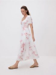 Sukienka maxi w kwiaty - pastelowy róż. Czerwone sukienki damskie Reserved, l, bez wzorów, z dzianiny, bez kołnierzyka, bez ramiączek, maxi. W wyprzedaży za 99.99 zł.