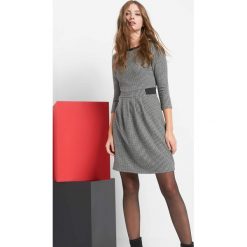 Sukienka w pepitkę. Czarne bez kategorii marki Orsay, na co dzień, z dzianiny, z okrągłym kołnierzem, dopasowane. Za 119.99 zł.