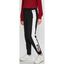 Fila - Spodnie. Szare spodnie materiałowe damskie Fila, z nadrukiem, z bawełny. Za 299.90 zł.