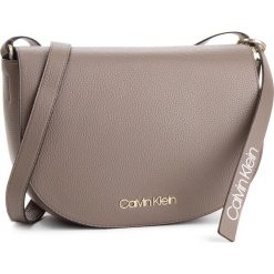 Torebka CALVIN KLEIN - Neat Medium Saddle K60K604408 002. Szare listonoszki damskie Calvin Klein, ze skóry ekologicznej. Za 549.00 zł.