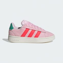 Buty Grand Court Alpha. Czerwone obuwie sportowe damskie Adidas, bez wzorów, trekkingowe. W wyprzedaży za 314.00 zł.