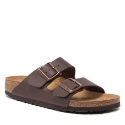 Klapki Birkenstock. Brązowe klapki damskie Birkenstock, bez wzorów, bez obcasa. Za 329.99 zł.