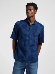 MESKA KOSZULA LEE POPOVER SHIRT SS INDIGO PATCHWORK DOBBY 112364121. Niebieskie koszule męskie Lee, s, bez wzorów, bez kołnierzyka, bez ramiączek. Za 109.99 zł.