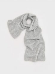 Miękki szalik z cekinami - jasnoszary. Szare szaliki i chusty damskie Reserved, bez wzorów. W wyprzedaży za 29.99 zł.