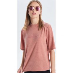 Bluzka z napisem - Różowy. Bluzki damskie marki Cropp. W wyprzedaży za 19.99 zł.