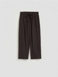 Spodnie z wiskozą - brązowy. Brązowe spodnie materiałowe damskie Reserved, l, bez wzorów, z tkaniny. Za 99.99 zł.