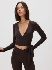 Kopertowa bluzka z wiązaniem - ciemnobrązowy. Brązowe bluzki damskie Reserved, l, bez wzorów, z dzianiny, bez kołnierzyka, bez ramiączek. Za 79.99 zł.