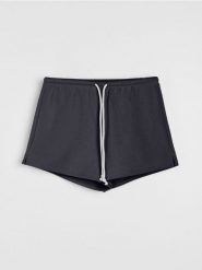 Szerokie szorty dresowe z rozcięciem - szary. Szare szorty damskie Sinsay, l, bez wzorów, z dresówki. Za 25.99 zł.