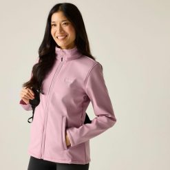 Connie V Damski wodoodporny softshell turystyczny. Czerwone kurtki sportowe damskie Regatta, bez wzorów, z softshellu, bez kaptura, trekkingowe. W wyprzedaży za 139.99 zł.