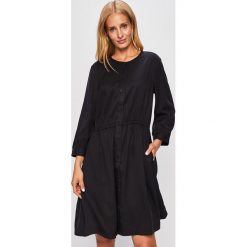 Calvin Klein Jeans - Sukienka. Czarne sukienki damskie Calvin Klein Jeans, m, bez wzorów, z jeansu, casualowe, bez kołnierzyka, bez ramiączek. W wyprzedaży za 299.90 zł.