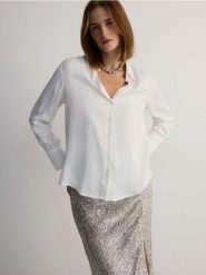 Satynowa koszula z wiskozy - złamana biel. Koszule damskie Reserved, l, bez wzorów, z satyny, bez kołnierzyka, bez ramiączek. W wyprzedaży za 39.99 zł.