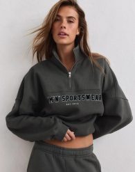 Damska bluza dresowa z półzamkiem, drapana, luźna Varsity ciemna zieleń. Zielone bluzy damskie Aim'n, s, bez wzorów, z bawełny, bez kaptura. Za 346.00 zł.
