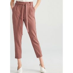 Spodnie w paski - Różowy. Spodnie materiałowe damskie marki Reserved. Za 79.99 zł.
