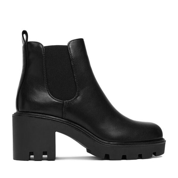 Botki DeeZee. Czarne botki damskie DeeZee, bez obcasa, na słupku, bez zapięcia. Za 189.99 zł.