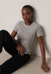 Szary Bawełniany T-shirt w Klasycznym Stylu Nedila. Szare bluzki damskie Born2be, m, bez wzorów, z bawełny, klasyczne, bez kołnierzyka, bez ramiączek. Za 39.99 zł.