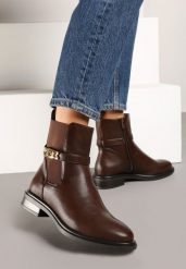Brązowe Botki w Stylu Sztybletów Zdobione Paskiem z Metalową Aplikacją Riavessa. Brązowe botki damskie Renee, eleganckie, bez obcasa, na obcasie, bez zapięcia. Za 129.99 zł.