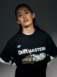4F T-shirt regular z nadrukiem uniseks 4F x Drift Masters - czarny L. Czarne koszulki sportowe męskie 4f, l, bez wzorów, z bawełny, klasyczne, bez kołnierzyka. Za 119.99 zł.