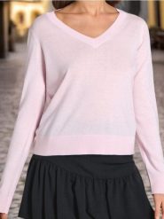 Sweter z dekoltem V - różowy. Czerwone swetry damskie Sinsay, l, bez wzorów, bez kołnierzyka, bez ramiączek, bez kaptura. Za 15.99 zł.
