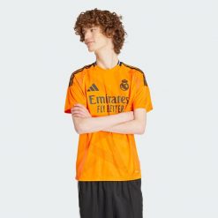 Koszulka Real Madrid 24/25 Away. Brązowe koszulki sportowe męskie Adidas, s, bez wzorów, z materiału, bez kołnierzyka, bez ramiączek, do piłki nożnej. W wyprzedaży za 335.00 zł.