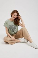 Bluzka z nadrukiem oliwkowa. Zielone bluzki damskie MOODO, s, bez wzorów, bez kołnierzyka. W wyprzedaży za 34.99 zł.