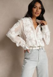 Biała Koszula Ozdobiona Koronką Lisanilira. Białe bluzki damskie Renee, l, bez wzorów, z jeansu, eleganckie, bez kołnierzyka, bez ramiączek. Za 139.99 zł.