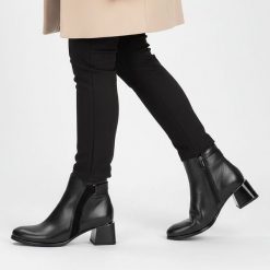 Botki damskie Armodo, skórzane na obcasie za kostkę z okrągłym noskiem i na zamek, czarne, 60563-S. Czarne kozaki damskie Armodo, ze skóry, z okrągłym noskiem, za kostkę, bez obcasa, na obcasie. Za 365.99 zł.