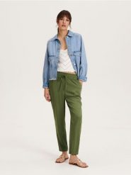 Spodnie z wiskozy - zielony. Zielone spodnie materiałowe damskie Reserved, l, bez wzorów, z tkaniny. W wyprzedaży za 49.99 zł.