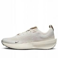 Buty do biegania damskie Nike Interact Run. Białe obuwie sportowe damskie Nike, bez wzorów, z materiału, do biegania. Za 404.00 zł.