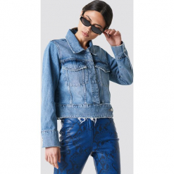 NA-KD Trend Krótka kurtka jeansowa - Blue. Niebieskie kurtki damskie NA-KD Trend, z jeansu. Za 283.95 zł.
