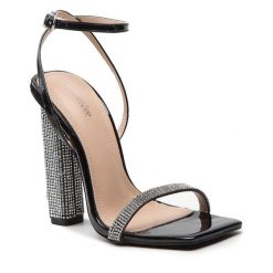 Sandały DeeZee. Czarne klapki damskie DeeZee, bez wzorów, bez obcasa, na słupku, bez zapięcia. Za 129.99 zł.