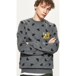 Bluza z nadrukiem all over - Szary. Szare bluzy męskie Cropp, z nadrukiem. Za 79.99 zł.